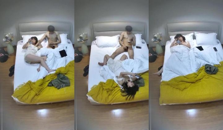 上帝视角  美女撩起裙子站男友面前 直接被抱过来脱掉内裤就开操 整个身体都被对折了 直接干两炮