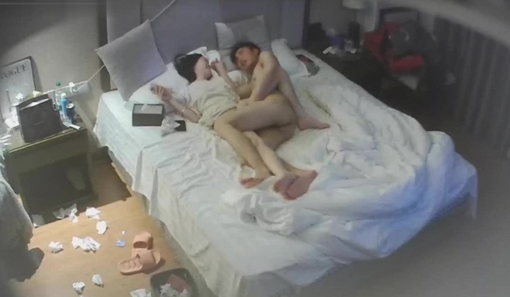 乐橙 异地恋的年轻小情侣四点多就起来操逼了 争分夺秒的干了两炮 看样子女生还要赶着去上班
