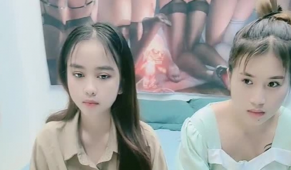 黑鬼草嫩妹全程露脸听指挥精彩多P大秀好精彩，鸡巴太长让大奶骚妹站在床边草黑鬼，看着真刺激，精彩别