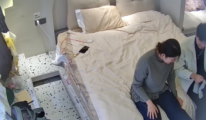 酒店偷拍连续几天入住麻花辫反差眼镜学妹换穿旗袍和泳衣变着法的勾引 男友和她做爱