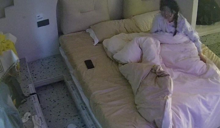 酒店偷拍连续几天入住麻花辫反差眼镜学妹换穿旗袍和泳衣变着法的勾引 男友和她做爱