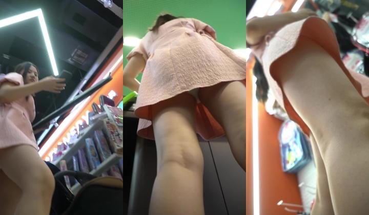 【空城原创】超短连衣裙美少妇逛商场这么短这么宽松也不打底微透白内包裹肥臀前C黑森林