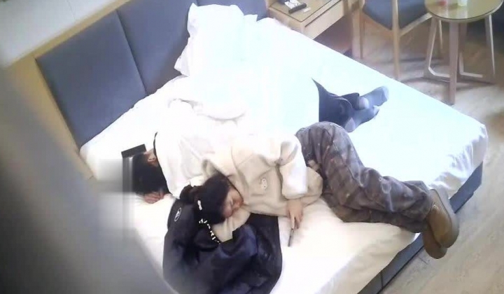 天眼酒店偷拍娇小甜美美女被男炮友放腿上抱着操穴