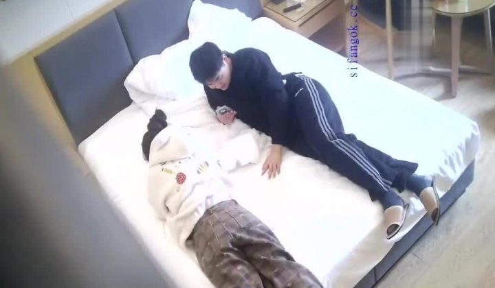 天眼酒店偷拍娇小甜美美女被男炮友放腿上抱着操穴