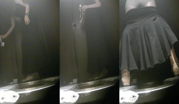 【针孔盗摄】酒吧高挑大长腿尤物 褪下裙子小穴里竟塞着跳蛋 自己偷偷暗爽高潮 尿完继续塞回小穴里 