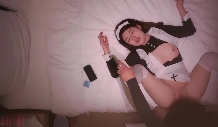 探花老登（初一贺岁片）今天约了个放假兼职的大学学妹刮了毛下面白白净净大力抽插起来还会喷水