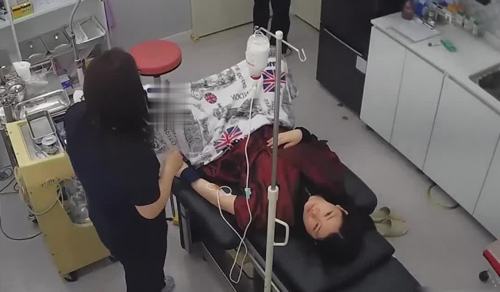 黑客破解医院妇科医疗室监控偷拍几个做人流手术的年轻妹子有的女生麻醉了还是疼得流泪，有的女生不麻醉