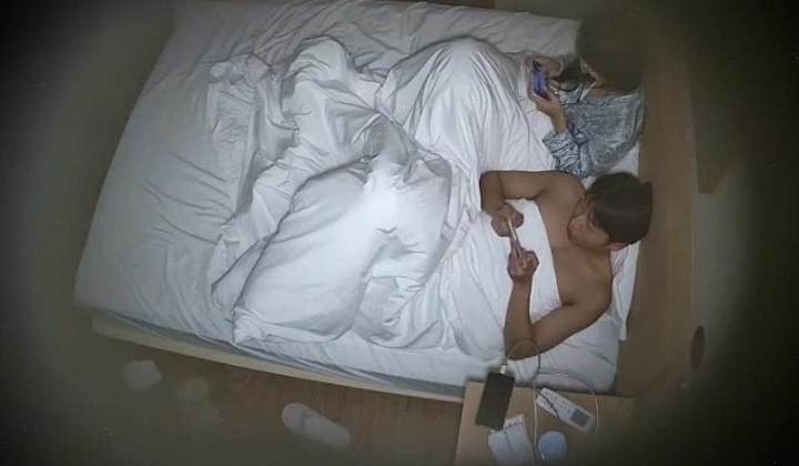 酒店偷拍大学生情侣眼镜男和模特身材女友轮流上位妹子撅起屁股让男友拍照分享