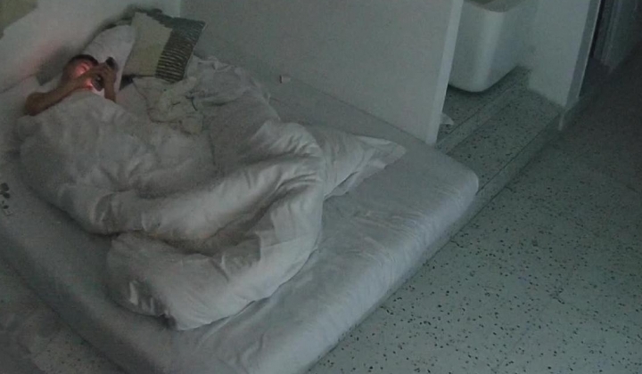大学城女生后面进来 操完洗完澡就走了 异地恋就是饥渴 操个逼还要打灯拍个视频 留着回去自己撸