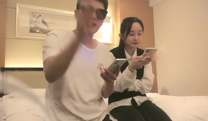 探花朗李寻欢_胖哥出马操苗条萌妹，撅起屁股口交馒头B清晰可见，骑坐后入压着草
