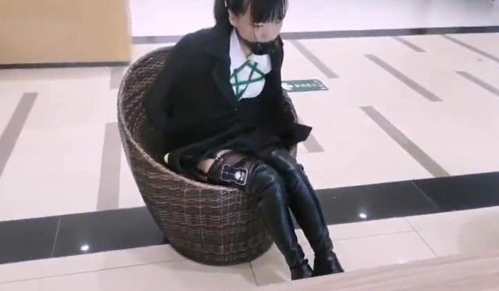 这母猪也太骚了吧 下面淫穴屁眼塞满了震动跳蛋 嘴里面还带着假阳具口塞 就这样逛了一下午商场 太刺