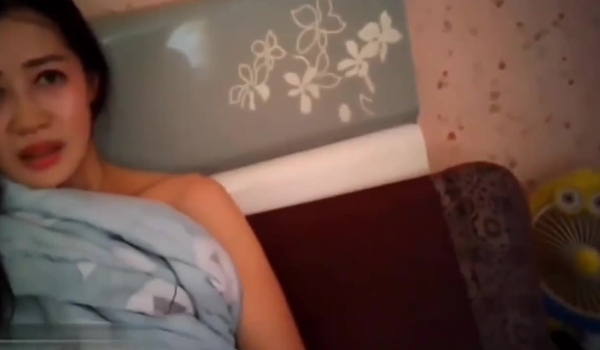漂亮轻熟女在家偷情 我儿子说学习买个电脑 被我老婆发现在看黄片打飞机上去一巴掌 才初一 把大姐听