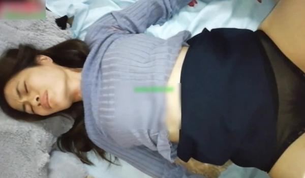 很会哄女孩屌丝出租房约啪眼镜白领姐姐穿个透明内裤真骚蝴蝶逼摸湿内裤扒个缝鸡鸡往里插搞到潮喷内射对