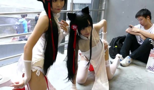 萤火动漫全记录-二次元嘉年华Cosplay展,穿的这么暴露,这些小姐姐的父母看了会怎么想