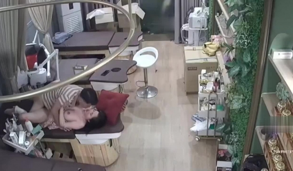 漂亮大奶老板娘偷情 小伙舔奶舔逼掰开内内直接强上 貌似大姐腿受伤有点不太愿意