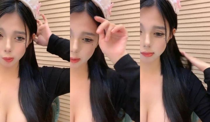 颜值超高的校花~【纯情的皮皮】巨乳啊~衣服穿着好漂亮~ 粉嫩指数五颗星，超赞超给力！！