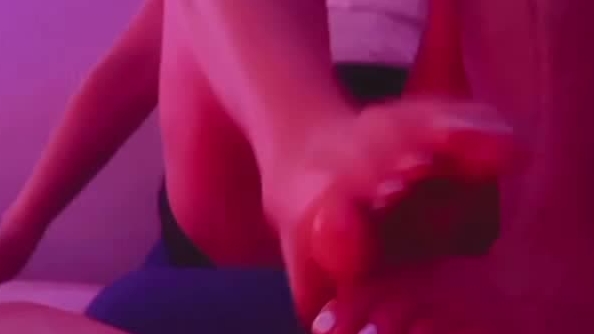 《女神嫩妹足交控必备》最新666元电报群福利~珠海美腿玉足小姐姐推特网红LISA私拍~龟责榨精裸