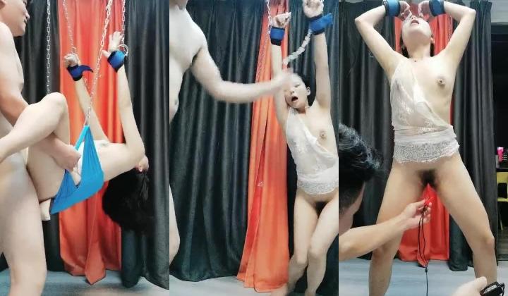 性虐少妇全程露脸，逼逼洗干净就开搞，电击骚逼玩骚奶子，逼里打风油精，吊起来玩弄骚穴，爆草抽插高潮