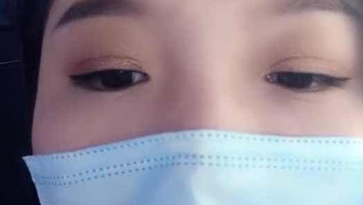 丰满小少妇户外小树林里的激情，自己揉捏奶子撅着大骚屁股给小哥口交，车内玩耍被小哥无套抽插直接内射