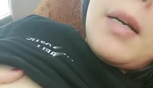 自驾游的小伙草原上征服颜值很高的烈马，骚货车内发骚揉奶子浪叫看着远处的羊群，给小哥口交大鸡巴无套