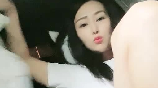 风骚少妇深夜里的激情跟小哥玩车震，不敢脱光漏着下体玩着跳弹被小哥舔逼，激情口活主动上位抽插舌吻玩