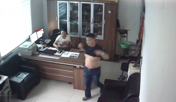 客户刚走老板一个电话，秘书立即到办公室献上暖嘴和嫩穴~~秘书也是一个失身率较高的职业不尽责也不行