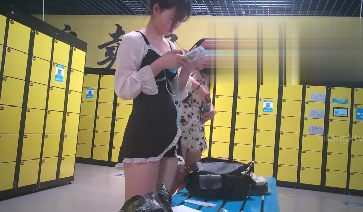 国内【水上乐园】换衣间沐浴区近景偷拍 美女如云淋浴换衣好身材一览无余