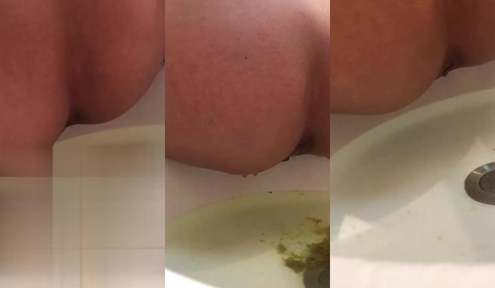 近距离观看母狗被灌肠，灌满后菊花喷水大便