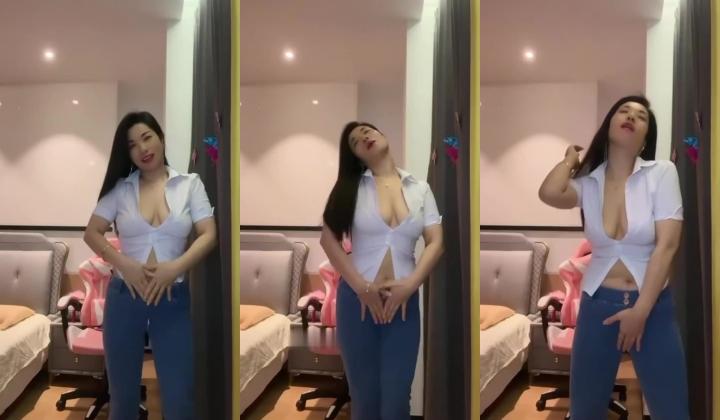 大蝴蝶骚穴轻熟女【燕燕暖心阁】定制视频，脸穴同框掰穴性爱啪啪