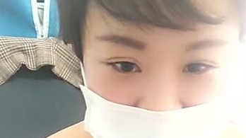 骚逼少妇真会享受让大哥后入猛烈撞击骚臀啪啪直响，深喉口交大鸡巴浪叫，把大哥榨干跑路自己道具抽插骚逼