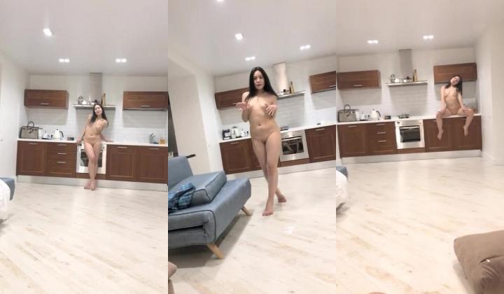 华人土豪专门草老外满屋子都是外国妞，激情多P游戏口交很猛，前插后入爆草不断激情不止，精彩不要错过