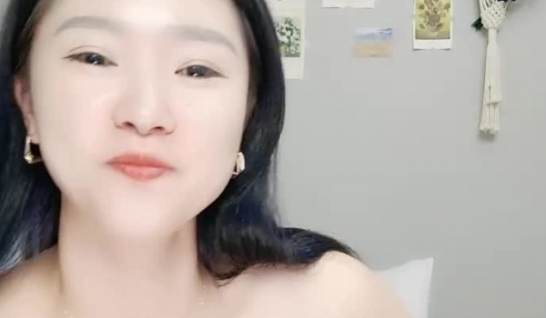 露脸的黑丝小少妇展示逼逼绝活，吸烟吹避孕套，吹的像气球那么大好惊人，坐插大鸡巴抽插浪叫，精彩不要