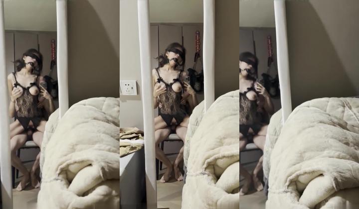 极品白嫩巨乳少妇，一对巨大的车灯直接强控你的眼睛，大鸡巴差点塞不进去，高潮表情极度反差