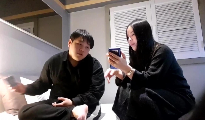 韩国小胖子就是约了个纹身少妇 胖子压着少妇狂操，身上肥膘疯狂抖动，视觉冲击力十足