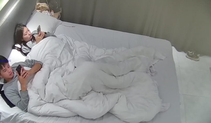 酒店偷拍高校眼镜婊班花被小伙追到手周末带出来操穴 干了几次