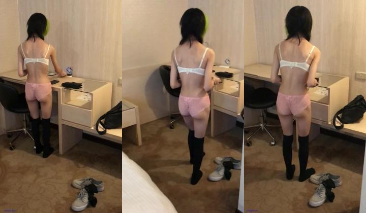 云盘高质露脸泄密！哥特风另类小骚妹陪金主睡觉打炮，人瘦奶大主打听话随便拍随便玩