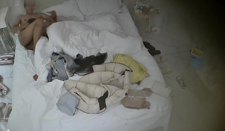 酒店偷拍 ️美女生日穿上性感黑丝情趣睡衣被男友翻来覆去操