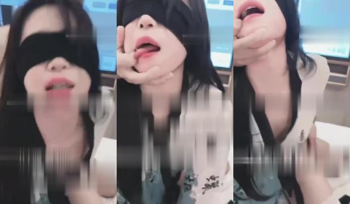 推特反差母狗淫妻「亚丝娜」古装碎花情趣多人乱交，回家3P轮流操，鸡巴插进她湿逼猛干高潮叫不停，床