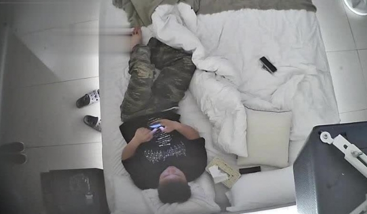 酒店上帝偷拍白肤长腿风衣美女被健壮男趴身上日逼