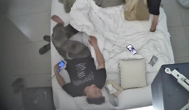酒店上帝偷拍白肤长腿风衣美女被健壮男趴身上日逼