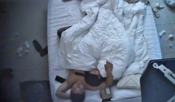 酒店上帝偷拍白肤长腿风衣美女被健壮男趴身上日逼