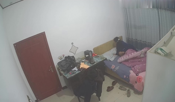 乡镇民宅夫妻日常性生活~大叔看会手机进里屋肏媳妇~睡一觉醒了啪啪完事继续睡~中老年也疯狂