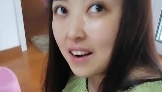 微胖才是极品小骚逼露脸勾搭小哥啪啪，大奶子肆意揉捏真是够劲，主动上位抽插浪荡呻吟，压在身下爆草蹂