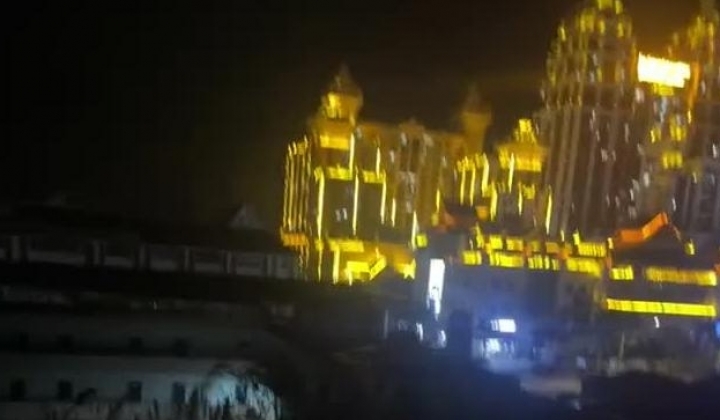 【zhuendong000001】极品户外团播晚上带着妹子到路边草丛吃鸡户外露出野战在KTV淫乱