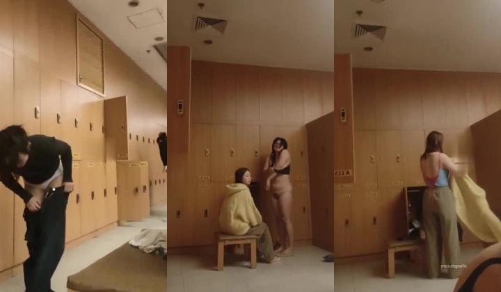 重庆融汇温泉更衣室偷拍视频完整版男子伙同女友偷拍大量女宾入浴更衣视频！