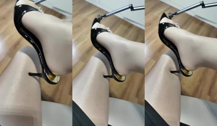 快手熟女【二嫂你的王】，风韵犹存揉搓巨乳，电动玩具插逼自慰流淫水，极度诱惑