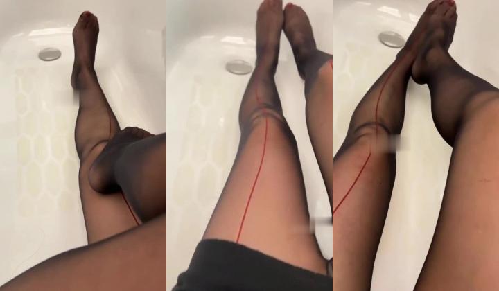 快手熟女【二嫂你的王】，风韵犹存揉搓巨乳，电动玩具插逼自慰流淫水，极度诱惑