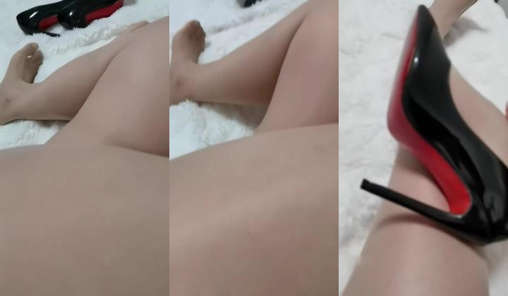 快手熟女【二嫂你的王】，风韵犹存揉搓巨乳，电动玩具插逼自慰流淫水，极度诱惑