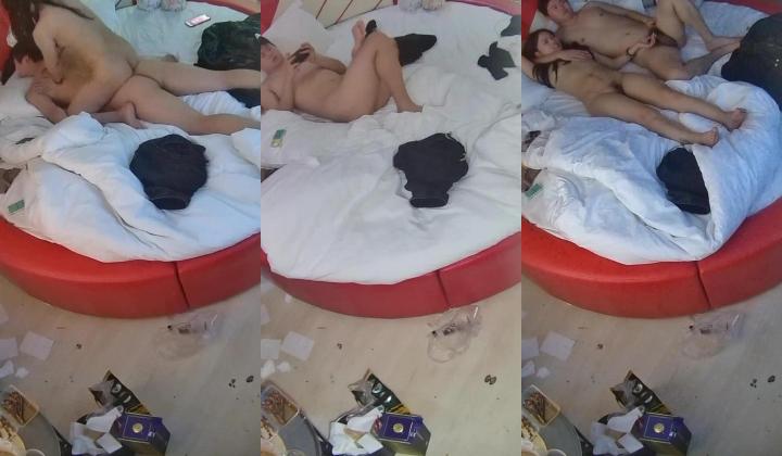 情趣台 这么漂亮的女朋友 小屁股多好 勾八废物只知道玩手机 没操几下就废了 不行就让出去 浪费