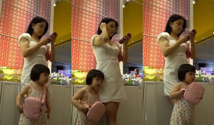 抄底【YZWCD】白裙少妇穿粉内！小孩手直接摸少妇屁股